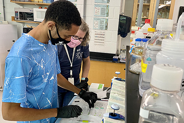This year, seventeen Bermudian students were selected to participate in the BIOS Bermuda Program, an intensive summer internship program that gives students the opportunity to conduct scientific research projects under the mentorship of BIOS faculty and research staff. Iziah Tucker, a first year Bermuda Program intern, works with his mentor Rachel Parsons in the BIOS Microbial Ecology Laboratory on a project investigating how microbes colonize microplastics in the marine environment.